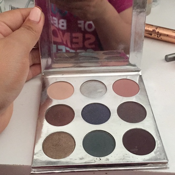 Kylie Jenner holiday palette (Authentic) - Picture 1 of 2